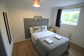 Hamilton House -3 bed Close to Town, Drive Parking, 2 toilets